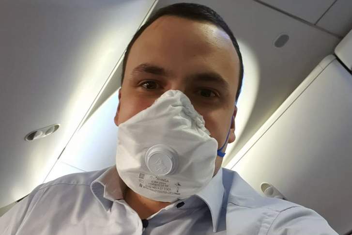 Дмитрий Ионин за последнее время дважды летал в Москву, в самолетах он носил маску Дмитрий Ионин за последнее время дважды летал в Москву, в самолетах он носил маску