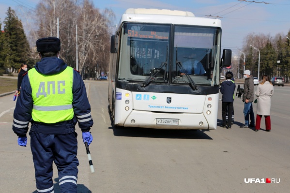 Электронный пропуск нужно будет показать сотруднику ГИБДД Электронный пропуск нужно будет показать сотруднику ГИБДД