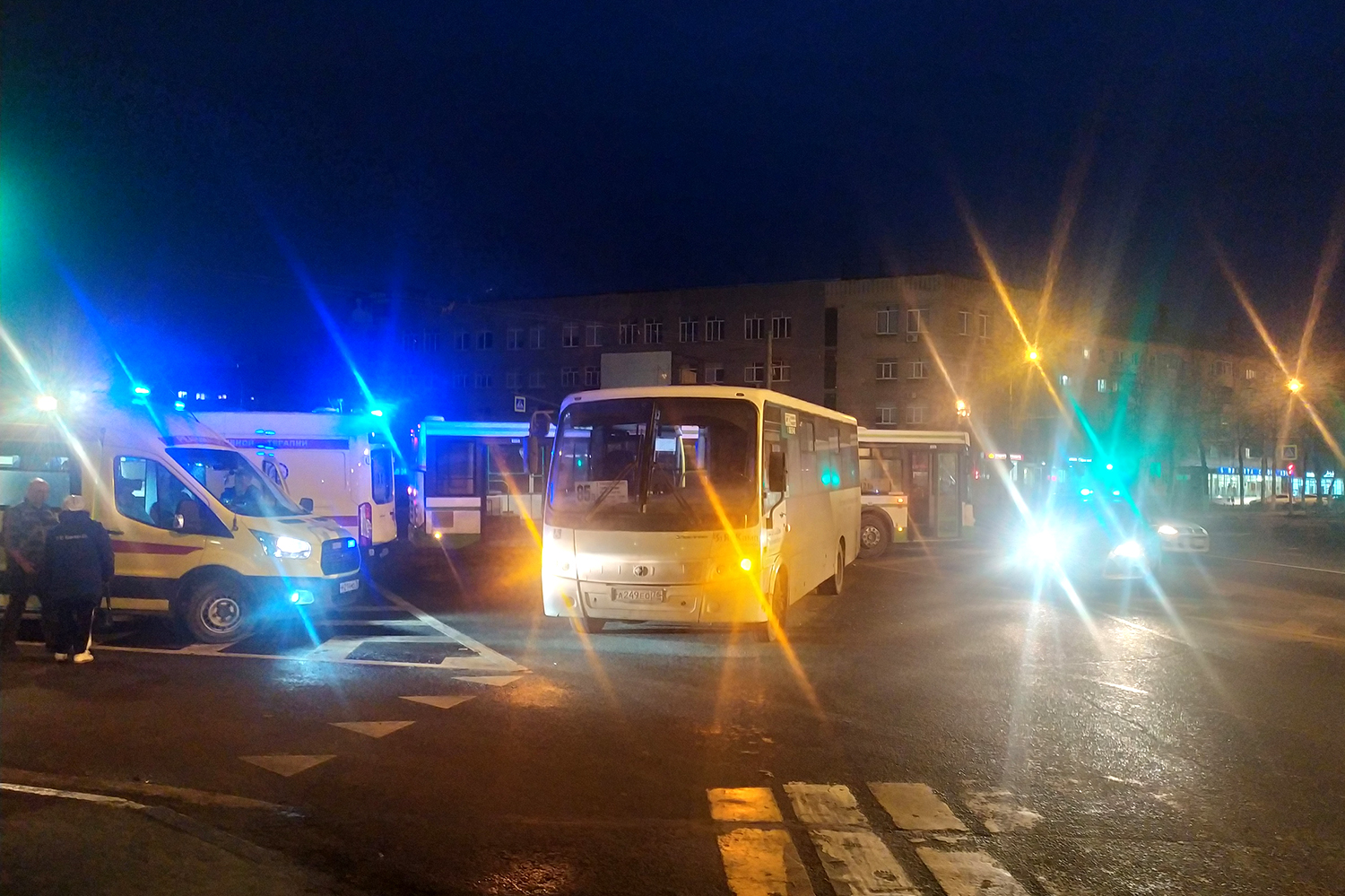 В центре Ярославля столкнулись пассажирский автобус и маршрутка. Пострадала пассажирка