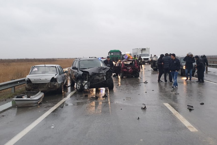 В аварию попали восемь легковушек и грузовик В аварию попали восемь легковушек и грузовик