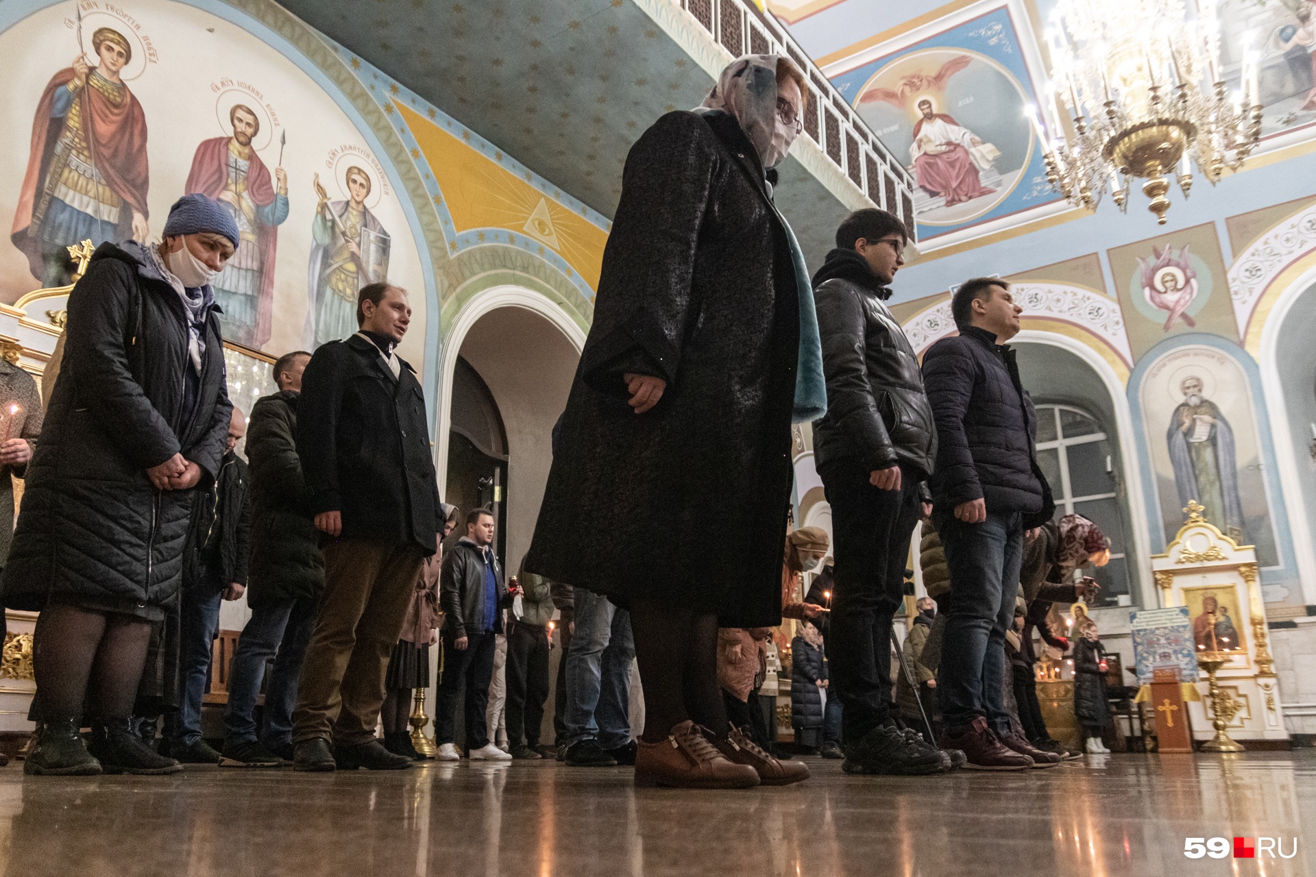 Людей здесь побольше, они тоже стоят на расстоянии друг от друга Людей здесь побольше, они тоже стоят на расстоянии друг от друга