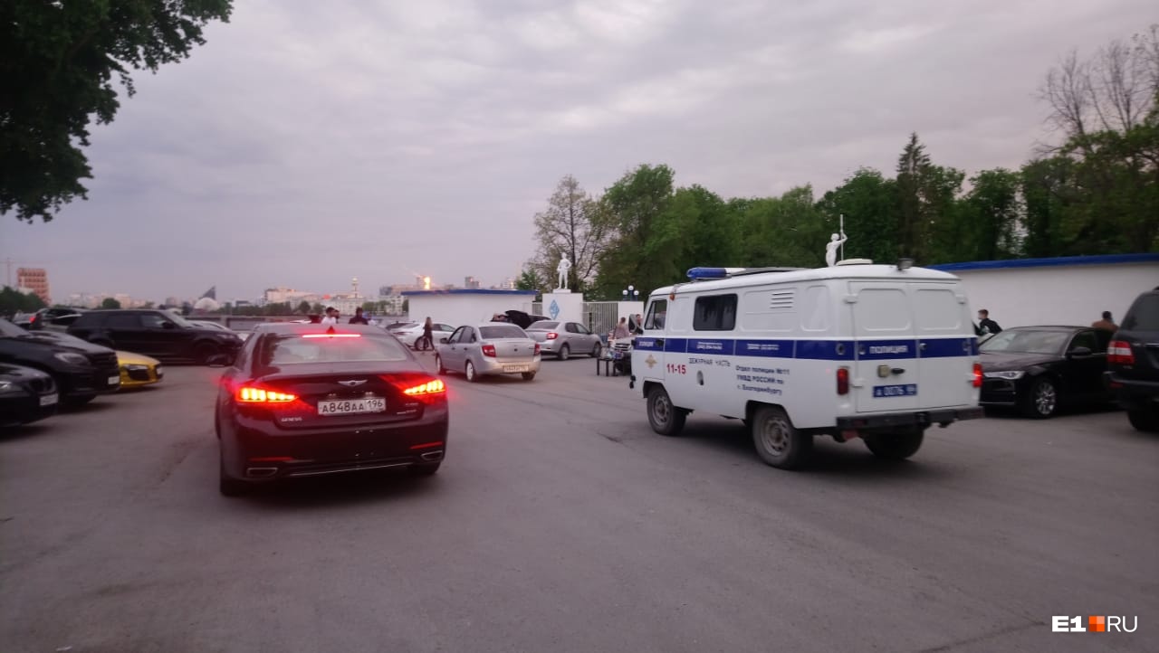 Часть машин сразу направилась в сторону выезда Часть машин сразу направилась в сторону выезда