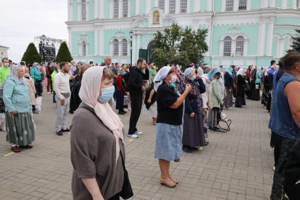 Люди находятся на расстоянии в 1,5 метрах друг от друга Люди находятся на расстоянии в 1,5 метрах друг от друга