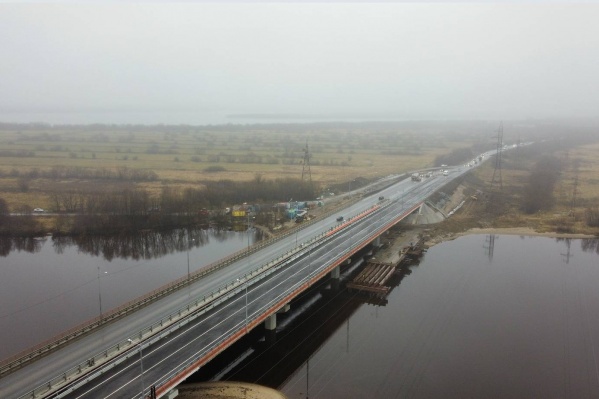 На мосту четыре полосы: по две в каждую сторону движения На мосту четыре полосы: по две в каждую сторону движения