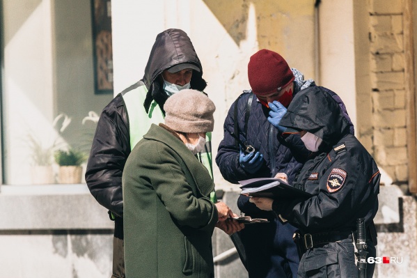 Силовики вправе уточнить цель выхода из дома у любого прохожего Силовики вправе уточнить цель выхода из дома у любого прохожего