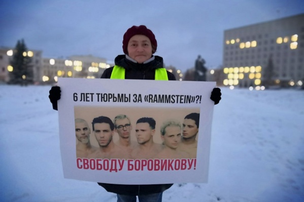 Активисты сфотографировались с плакатом на площади Ленина Активисты сфотографировались с плакатом на площади Ленина