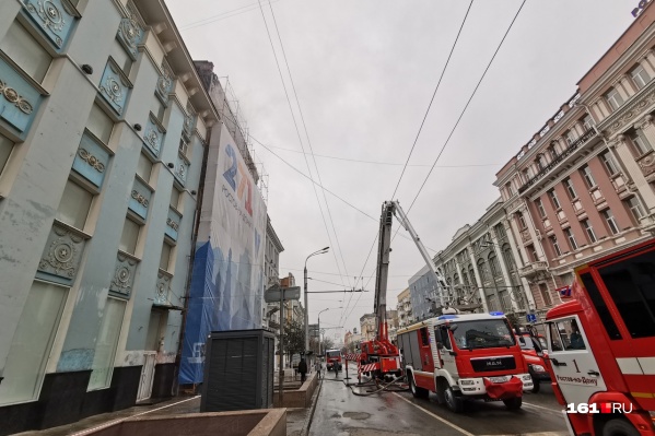 Особняк в центре города загорелся прошлой ночью Особняк в центре города загорелся прошлой ночью