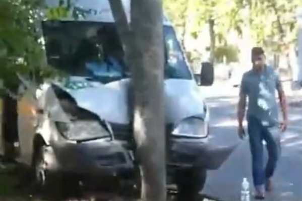 По какой причине молодой водитель врезался в столб, пока не ясно По какой причине молодой водитель врезался в столб, пока не ясно