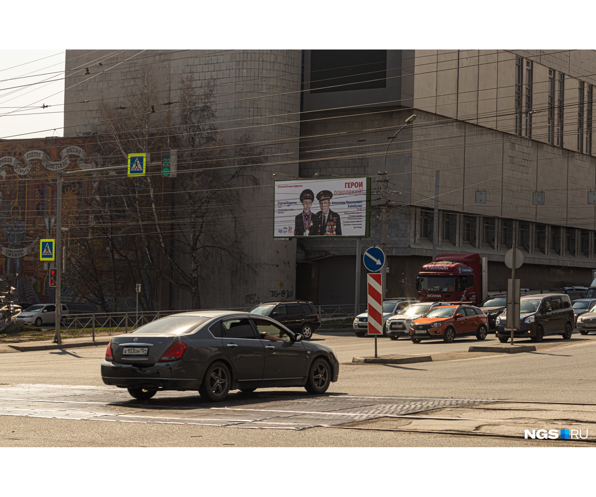 Третий ряд, которому разрешено ехать прямо, фактически упирается в островок безопасности Третий ряд, которому разрешено ехать прямо, фактически упирается в островок безопасности