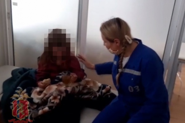 Девочку обогрели, накормили и передали отцу Девочку обогрели, накормили и передали отцу