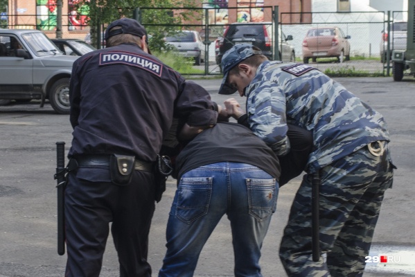 После задержания мужчина отказался давать показания. Вчера в суде он признал свою вину После задержания мужчина отказался давать показания. Вчера в суде он признал свою вину