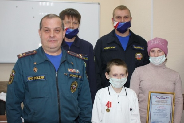 Славу (в центре) наградили медалью Славу (в центре) наградили медалью