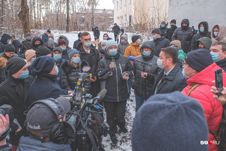 Задать свои вопросы представителям администрации и РЖД пришли жители микрорайона Паркового