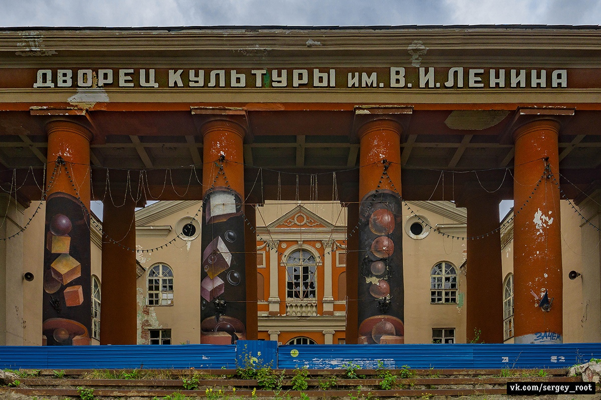 На одном снимке сошлись былое величие и нынешняя разруха На одном снимке сошлись былое величие и нынешняя разруха