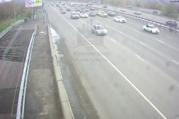 Свадебный кортеж заставил поток автомобилей сильно снизить скорость Свадебный кортеж заставил поток автомобилей сильно снизить скорость