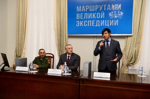 Владимир Мазур (в центре) уже год не работает мэром Тобольска Владимир Мазур (в центре) уже год не работает мэром Тобольска