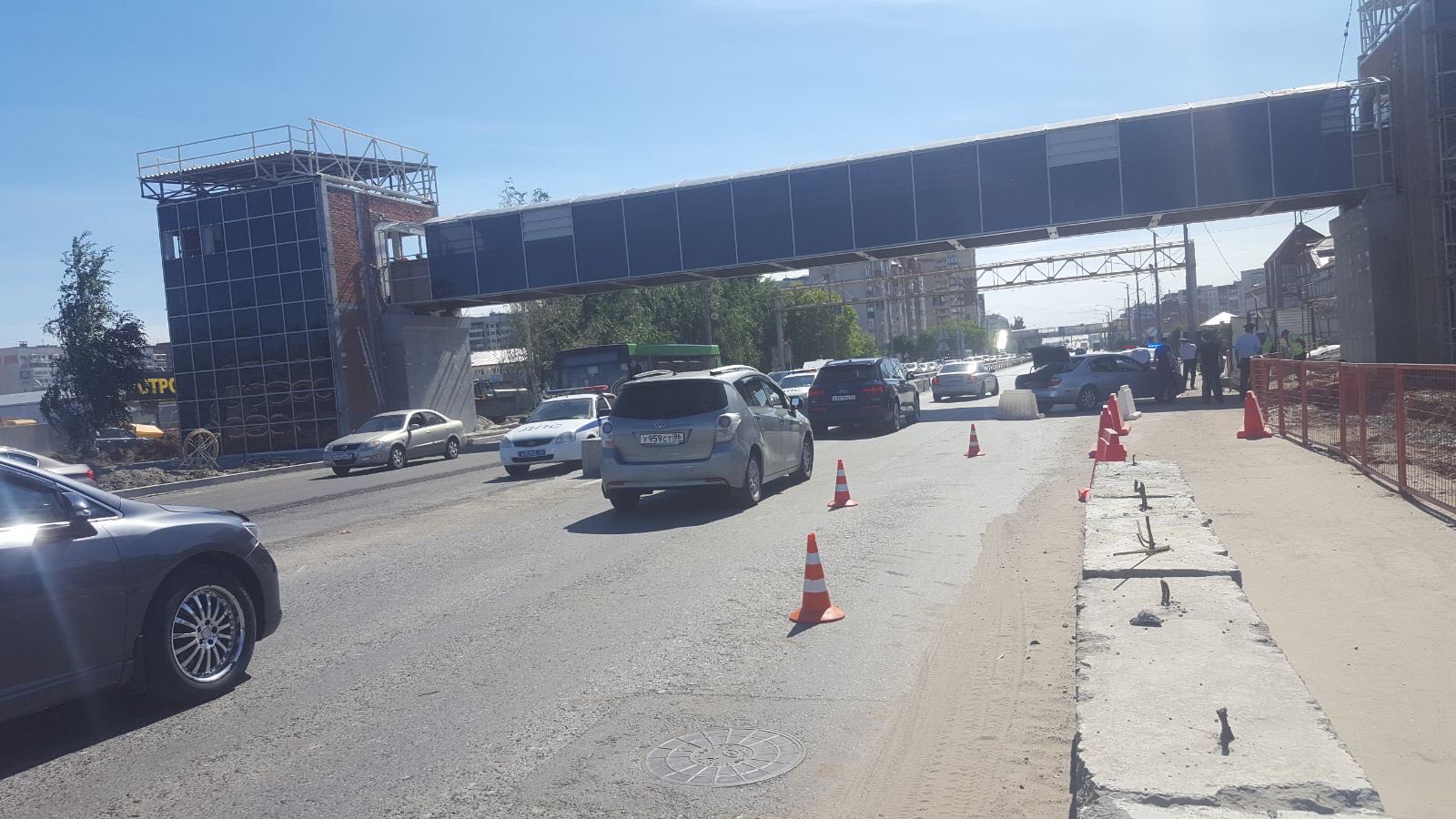 В Тюмени автомобиль сбил дорожного рабочего