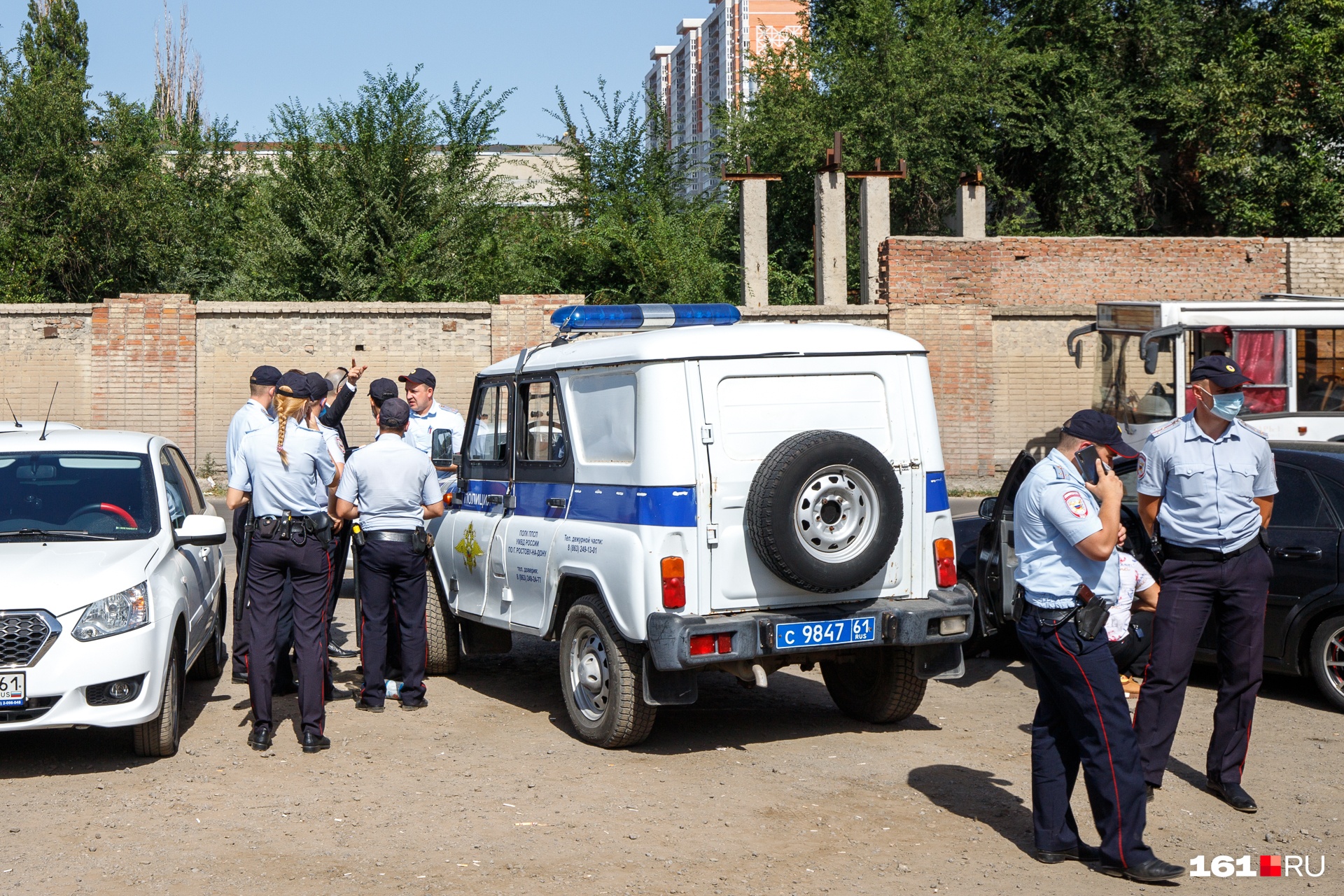 На месте за порядком следит усиленный наряд полиции На месте за порядком следит усиленный наряд полиции