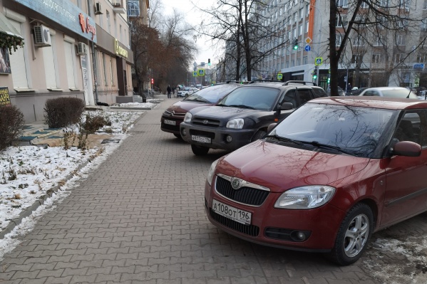 Тротуар на Первомайской давно стал парковкой, но никого из водителей это не смущает Тротуар на Первомайской давно стал парковкой, но никого из водителей это не смущает