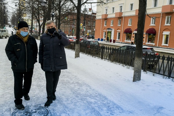 Временно исполняющий обязанности мэра Перми Алексей Дёмкин и Заслуженный строитель РФ Михаил Плеханов Временно исполняющий обязанности мэра Перми Алексей Дёмкин и Заслуженный строитель РФ Михаил Плеханов