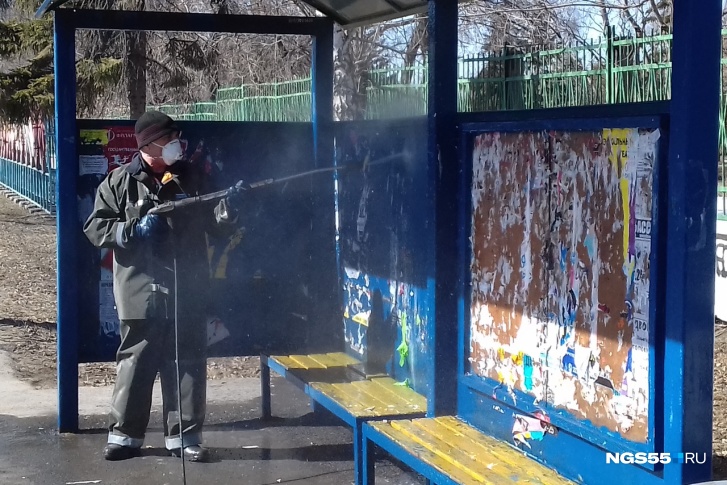 Сперва остановку очищают водой от грязи и объявлений Сперва остановку очищают водой от грязи и объявлений