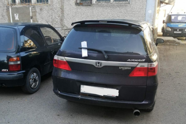 Записка была свернута и придавлена дворниками Записка была свернута и придавлена дворниками