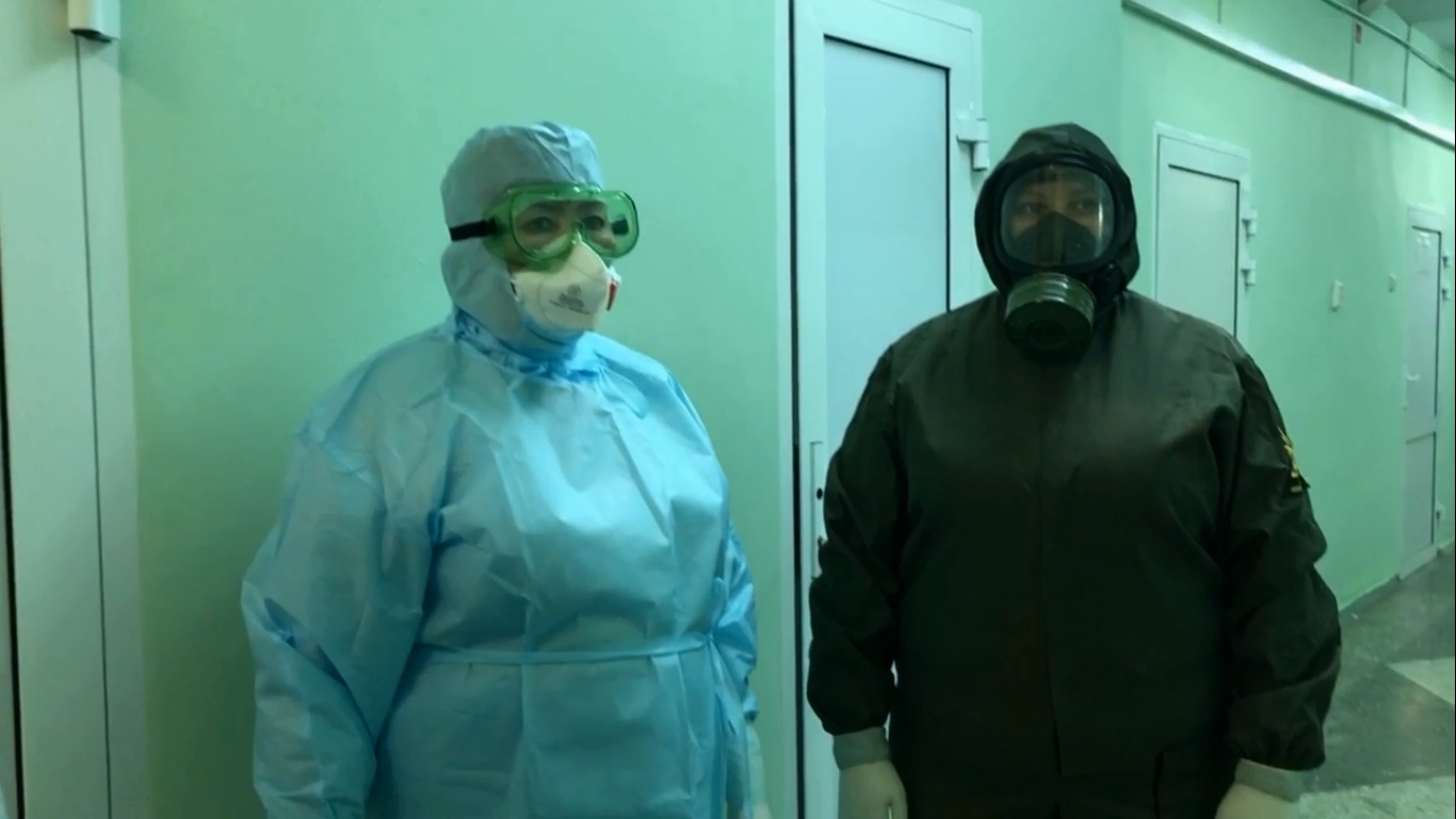 В таких костюмах работают медики с больными коронавирусом В таких костюмах работают медики с больными коронавирусом