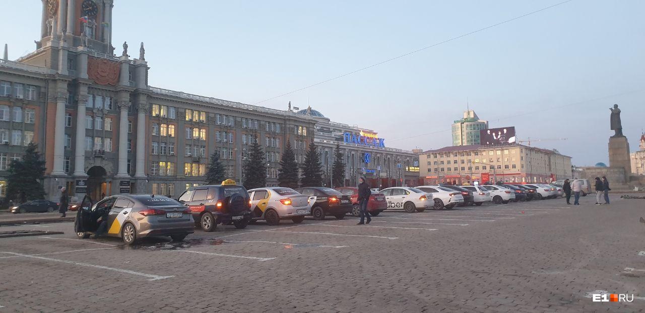 Всего было около двух десятков машин Всего было около двух десятков машин
