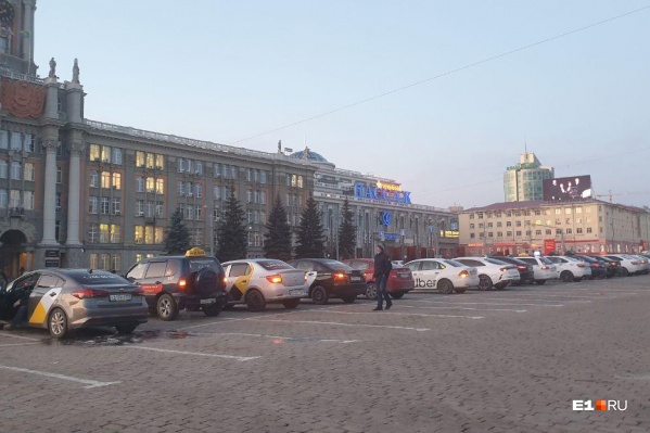 На площадь приехали водители разных перевозчиков На площадь приехали водители разных перевозчиков