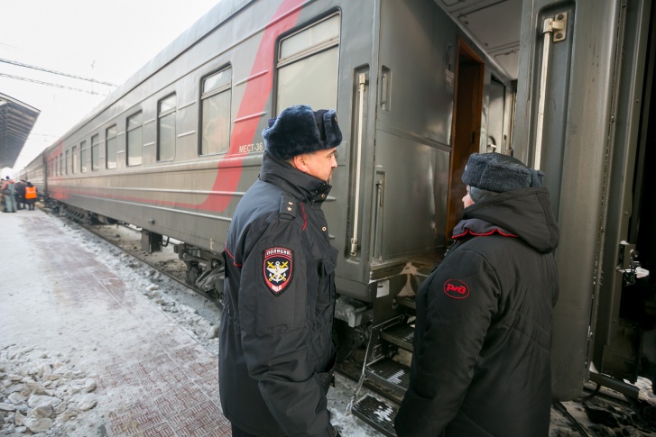 Женщину сняли с поезда Женщину сняли с поезда