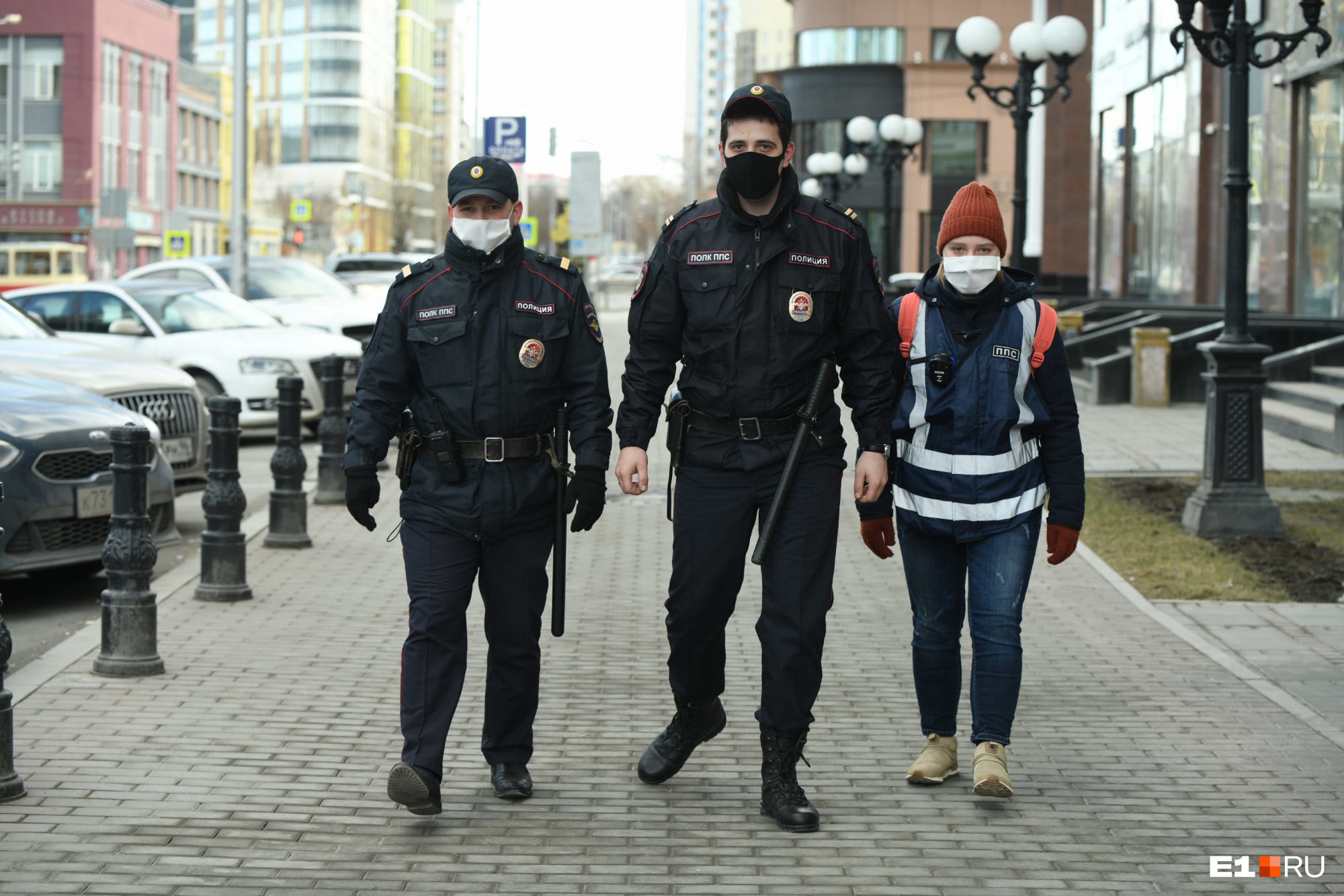 Мэр Екатеринбурга поддержал росгвардейцев, которые жестко задерживают людей без масок