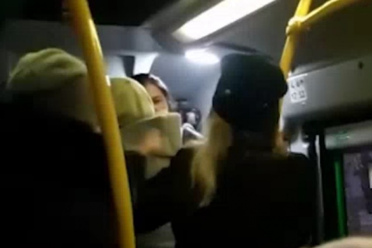 На записи видно, как кондуктор ударила девушку На записи видно, как кондуктор ударила девушку