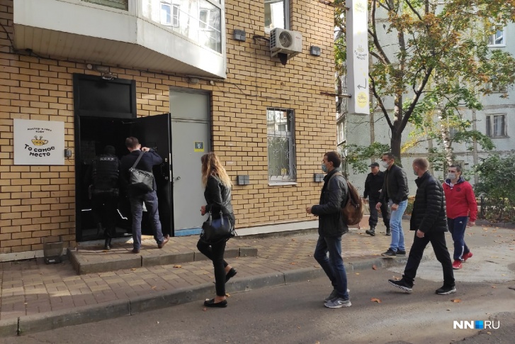 В МВД до сих пор не комментируют, с чем связана серия обысков в квартирах и заведениях нижегородцев