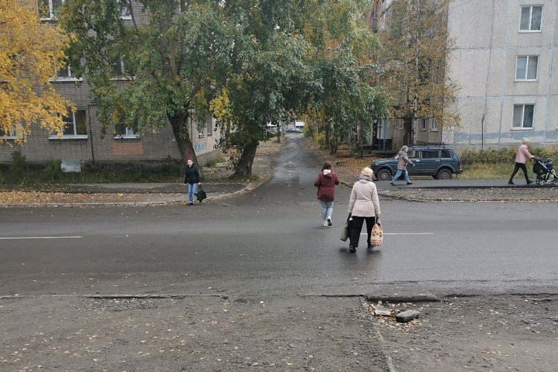 Похоже, жители привыкли переходить дорогу именно в этом месте, а не по зебре в 120 метрах от него Похоже, жители привыкли переходить дорогу именно в этом месте, а не по зебре в 120 метрах от него