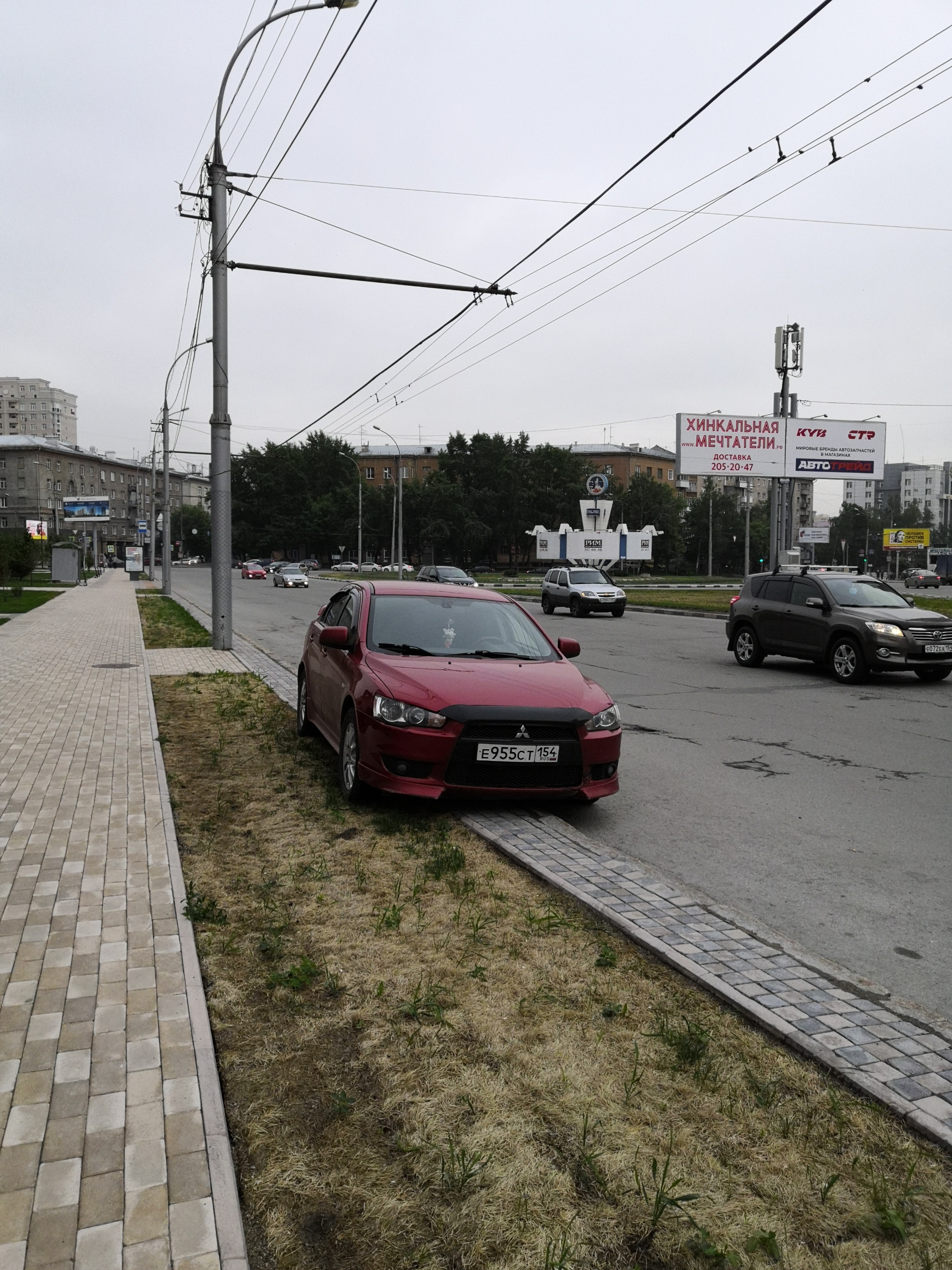 Стоянка на газоне Стоянка на газоне