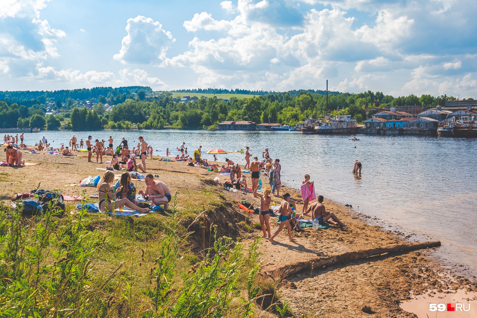 Купаться сюда приезжают семьями Купаться сюда приезжают семьями