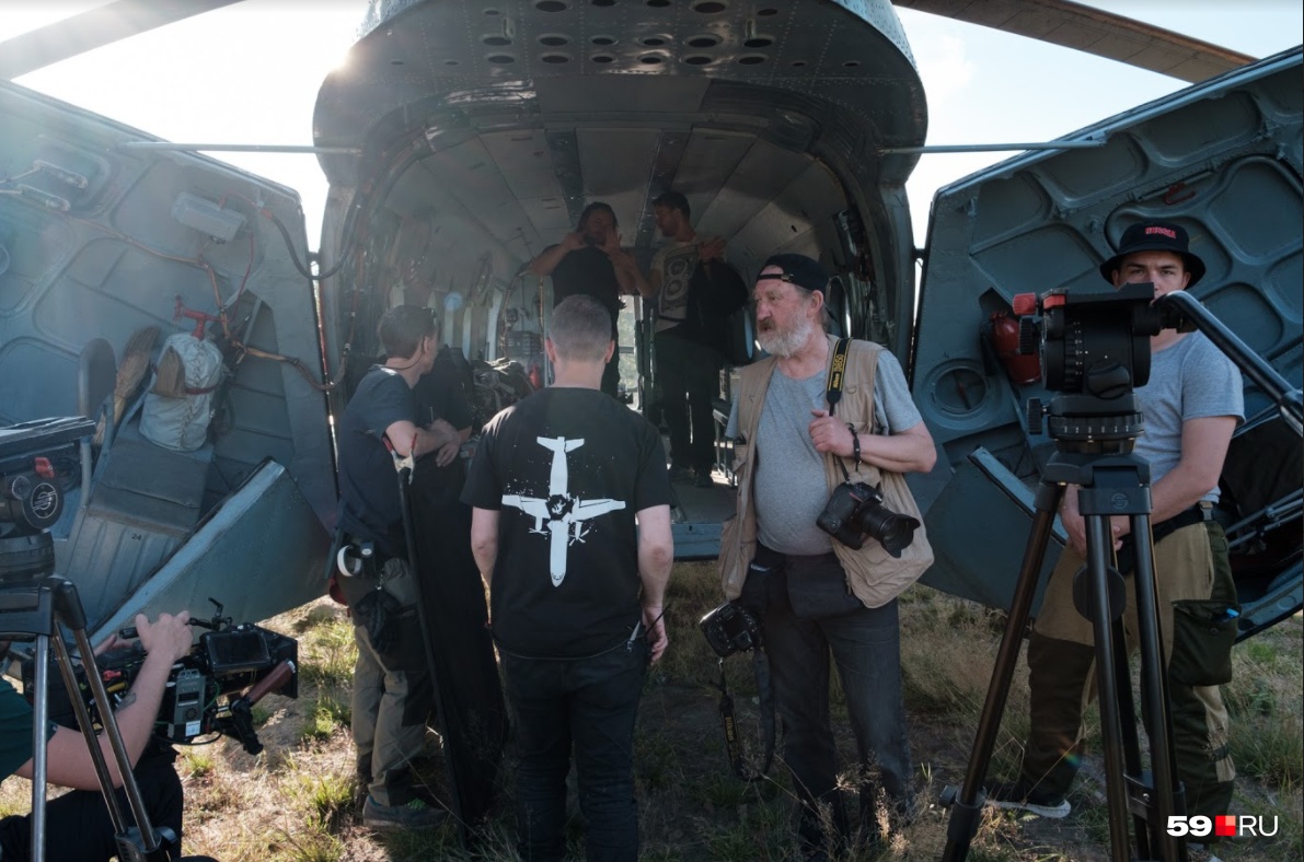 Подготовка к взлету. Кинокамеры тоже погрузят на борт Подготовка к взлету. Кинокамеры тоже погрузят на борт