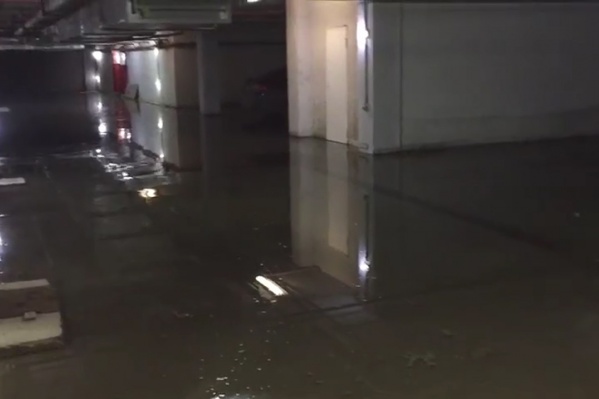 Вода в паркинге стоит уже два дня, не все успели убрать свои машины Вода в паркинге стоит уже два дня, не все успели убрать свои машины