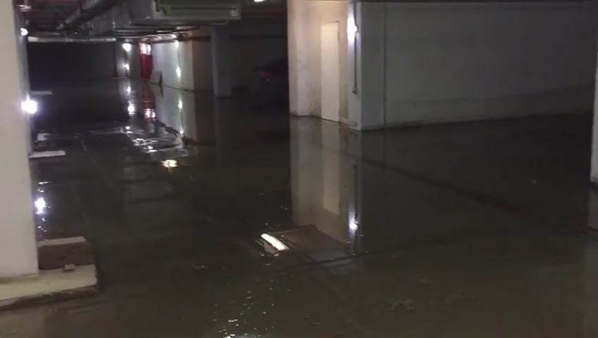 «Внутри десятки машин»: в Екатеринбурге затопило паркинг