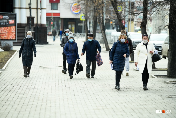 Людей на улицах Екатеринбурга сейчас все еще много, но часть из них хотя бы в масках