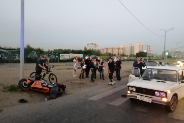 От удара мотоцикл вылетел на обочину От удара мотоцикл вылетел на обочину