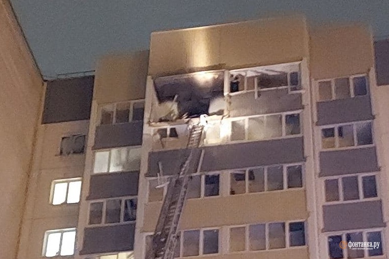 В многоэтажке под Петербургом снесло балкон. Очевидцы слышали взрыв