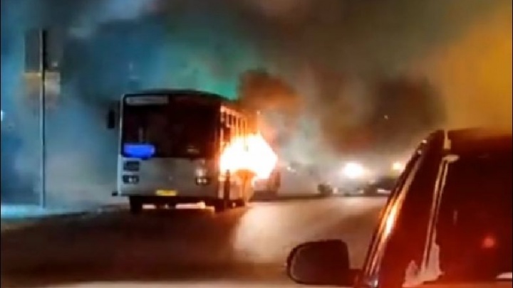 В Омске на улице Бархатовой загорелся пассажирский автобус