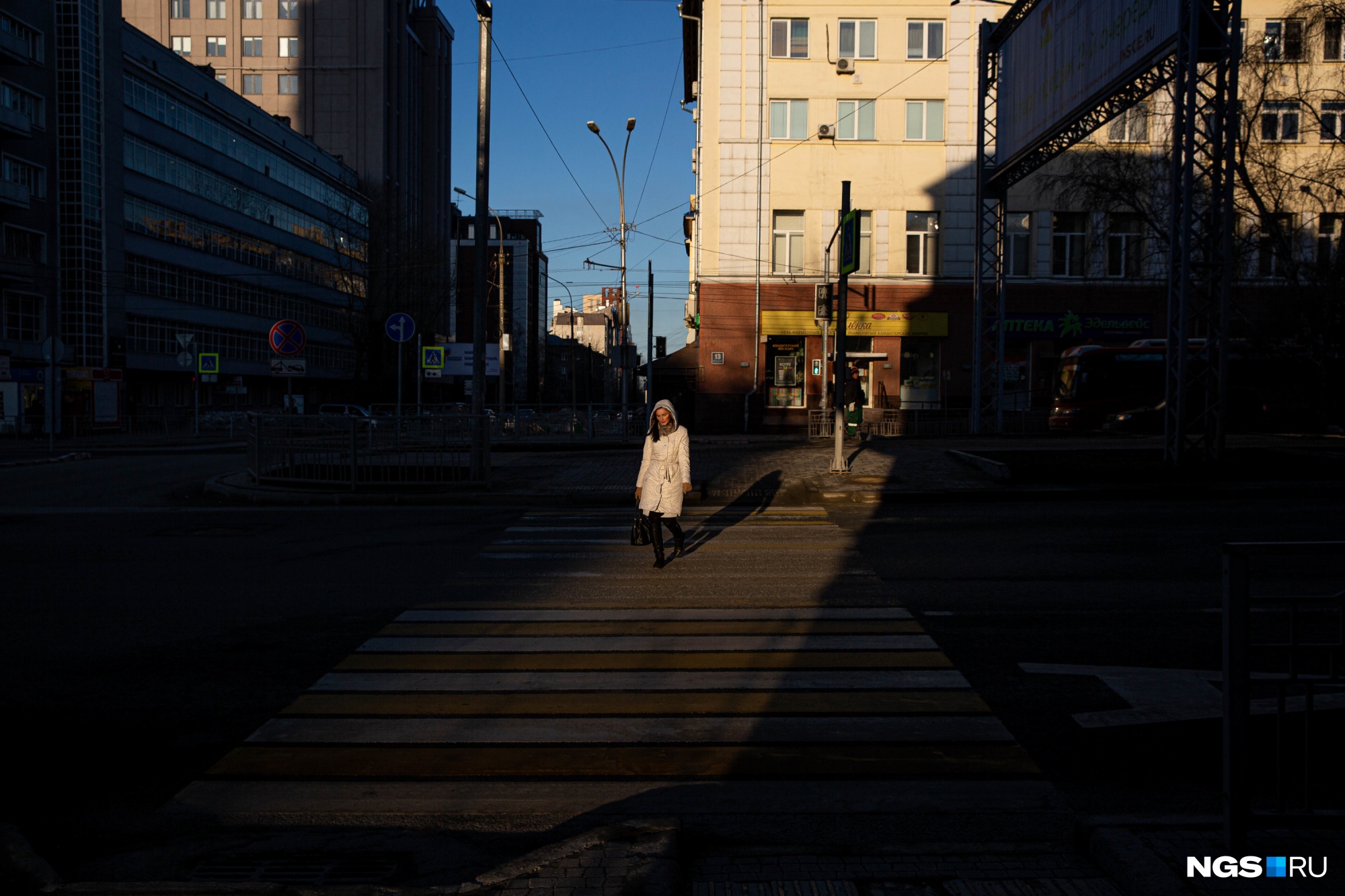 После новосибирск. Утренний Новосибирск. Художественные фото на оживлённой улице. Улицы Новосибирска утром. Россия современный город оживленная улица.