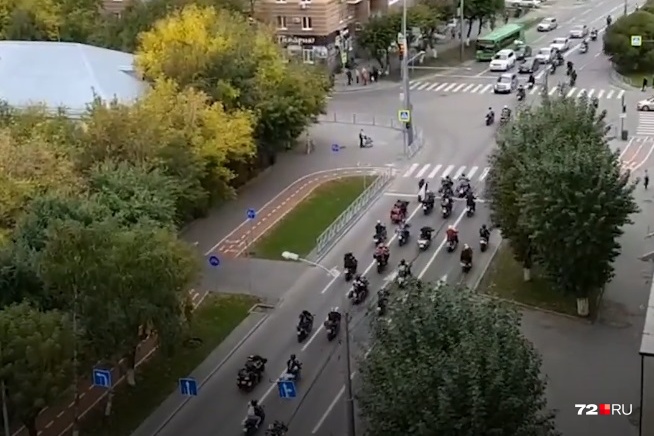 Мотоциклисты проехали по городу колонной
