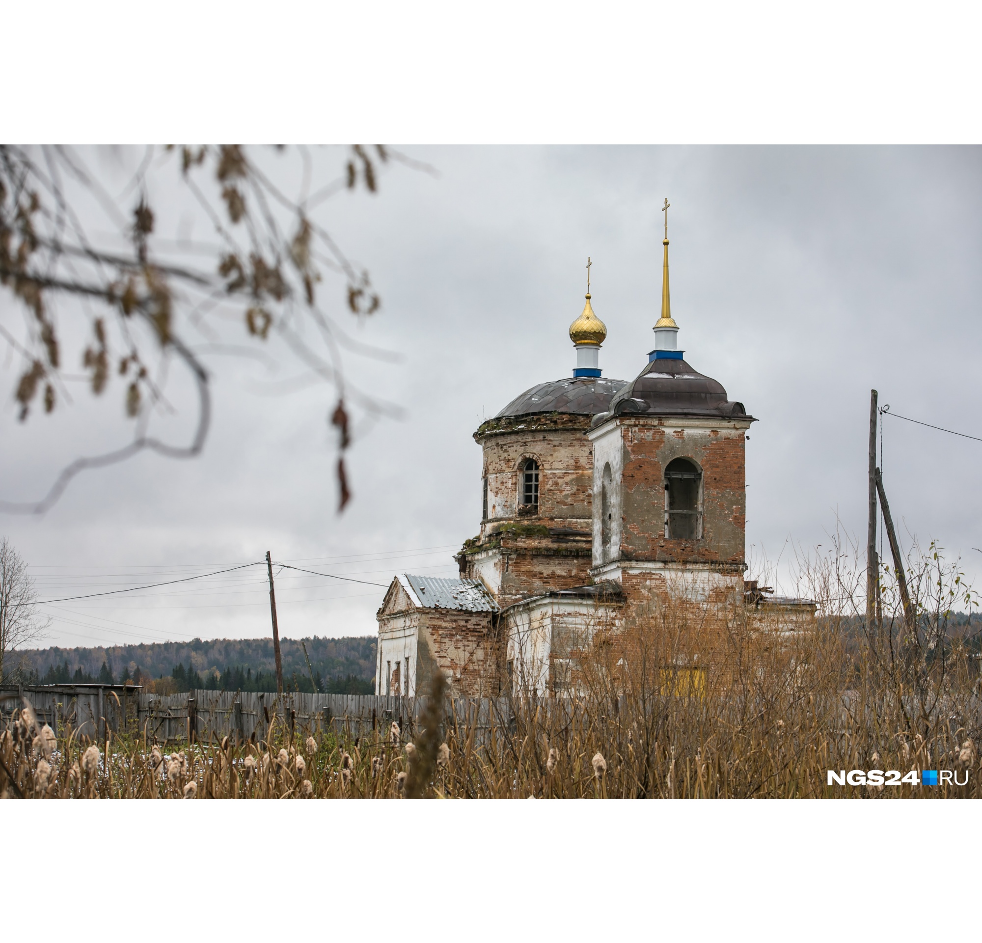 Каменный храм видно издалека, сюда часто заезжают дальнобойщики и просто проезжающие по трассе люди Каменный храм видно издалека, сюда часто заезжают дальнобойщики и просто проезжающие по трассе люди