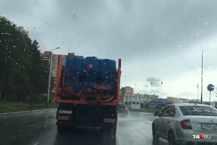 В среду появление спецтехники на дорогах Челябинска во время дождя удивило жителей города В среду появление спецтехники на дорогах Челябинска во время дождя удивило жителей города