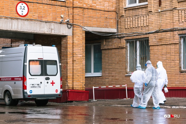 Пациентов с COVID принимают и в больнице Середавина Пациентов с COVID принимают и в больнице Середавина