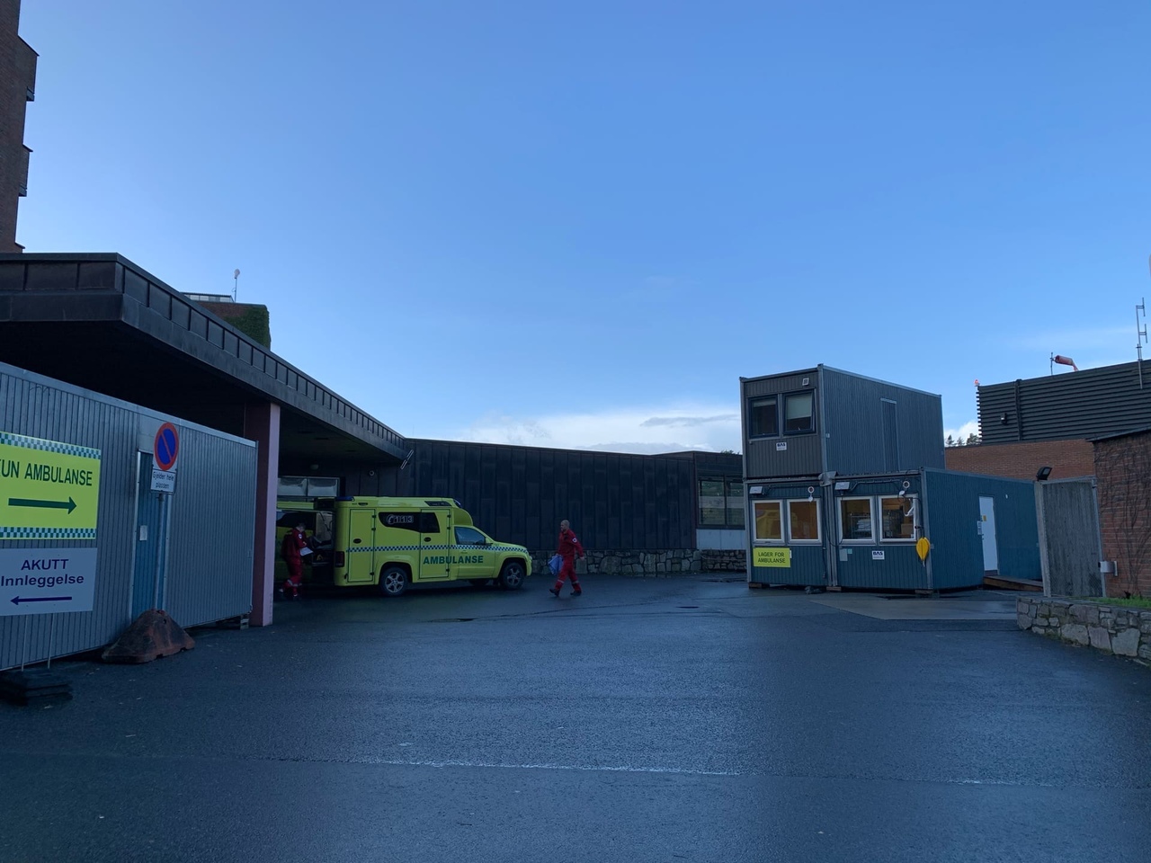 Эта фотография тоже сделана рядом с больницей. Аmbulance — это скорая помощь Эта фотография тоже сделана рядом с больницей. Аmbulance — это скорая помощь