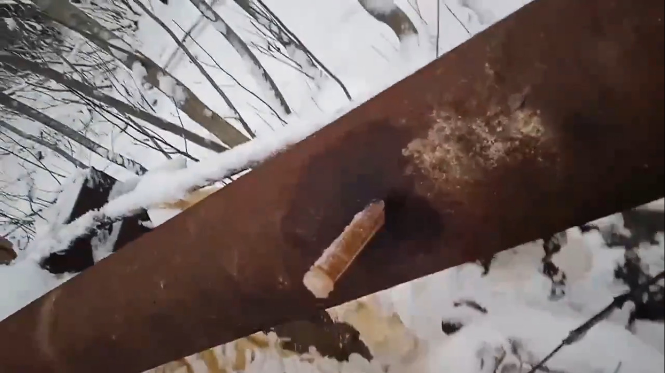 Ремонт водопровода по-рембуевски. Просто вколотили деревяшки Ремонт водопровода по-рембуевски. Просто вколотили деревяшки